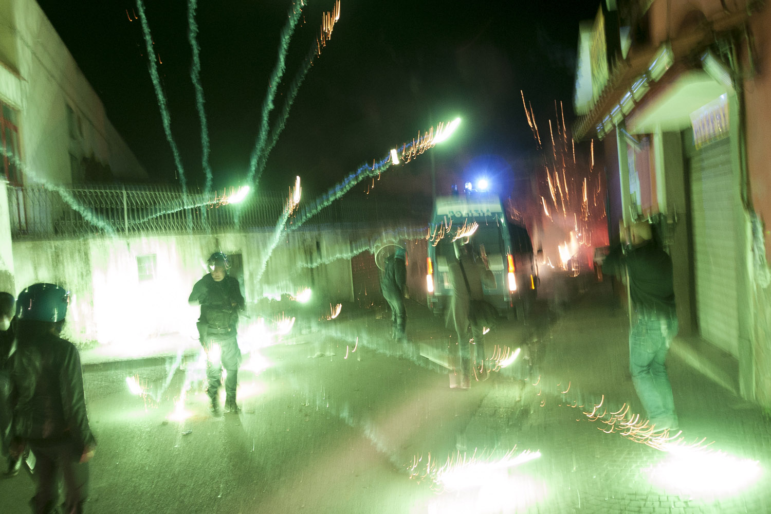 Police forces attempting to enter the village of Boscoreale, in order to secure the perimeter of the “roundabout”, are met with fireworks in the narrow alleys of the village. When charges were pressed against many activists, the indictment included several local residents in their seventies, with one accused of having thrown a piece of furniture on police, from the balcony.