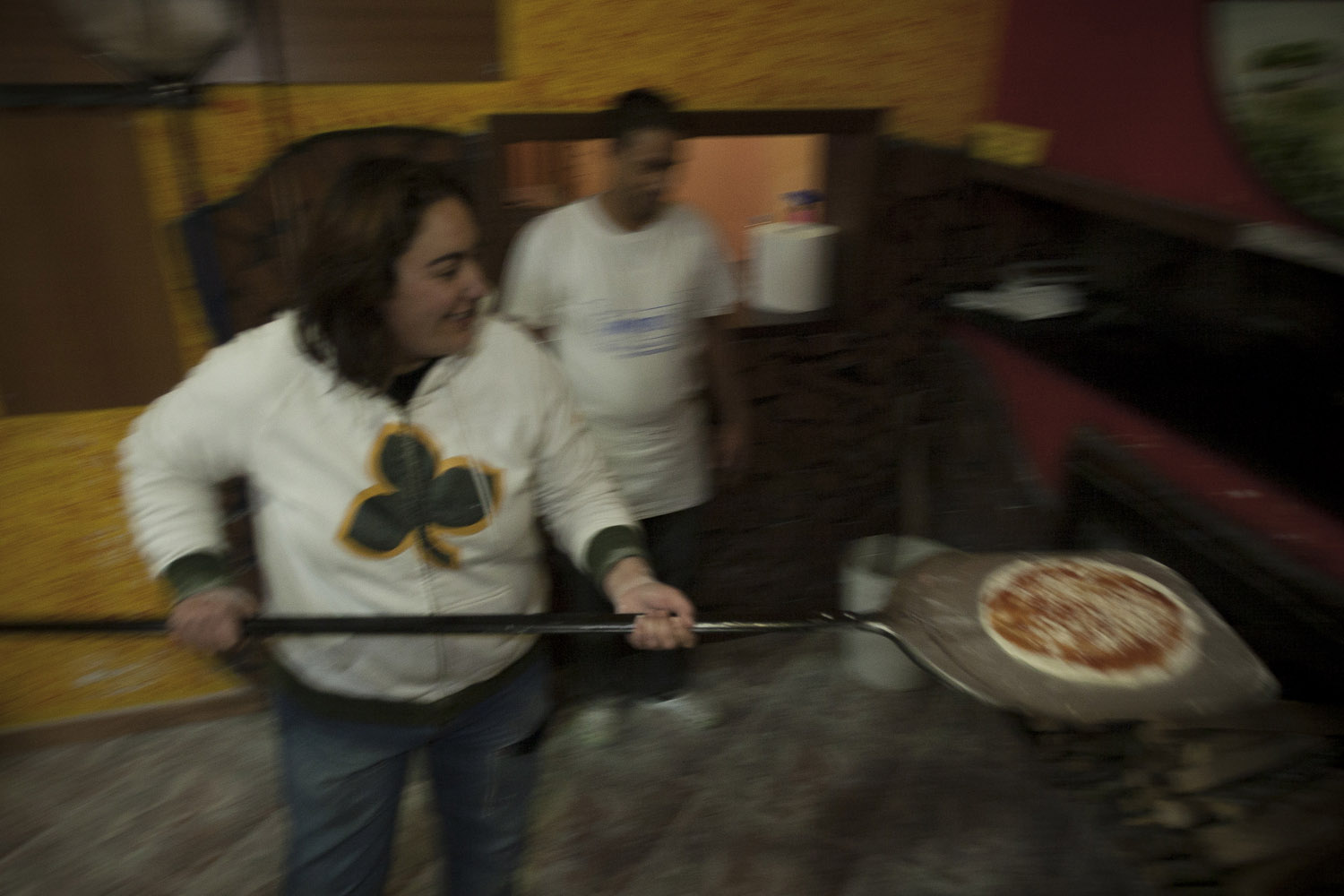 Pina makes her first pizza at the pizzeria near the “roundabout”, which had became one of the main hangout spots of the protester. As the mobilisation died out and the garbage issue slipped back into oblivion, the roadblocks ceased and were eventually physically dismantled by police forces in mid-December, with almost no opposition.